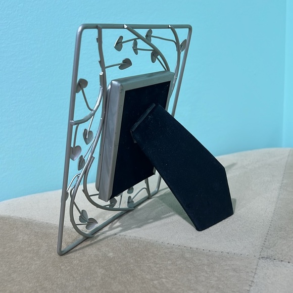 Silver hearts on vines metal free standing photo frame. 2.5 x 3.5 in photo size. - Picture 2 of 5
